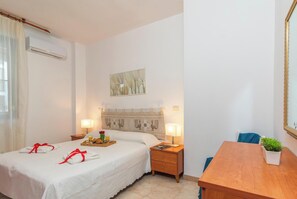 1 habitación, tabla de planchar con plancha, wifi gratis y ropa de cama 