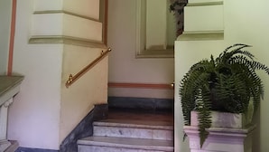 A grand staircase with marble steps and columns, leading to an upper floor. - Rooms Palazzo Groppallo  (Genoa)