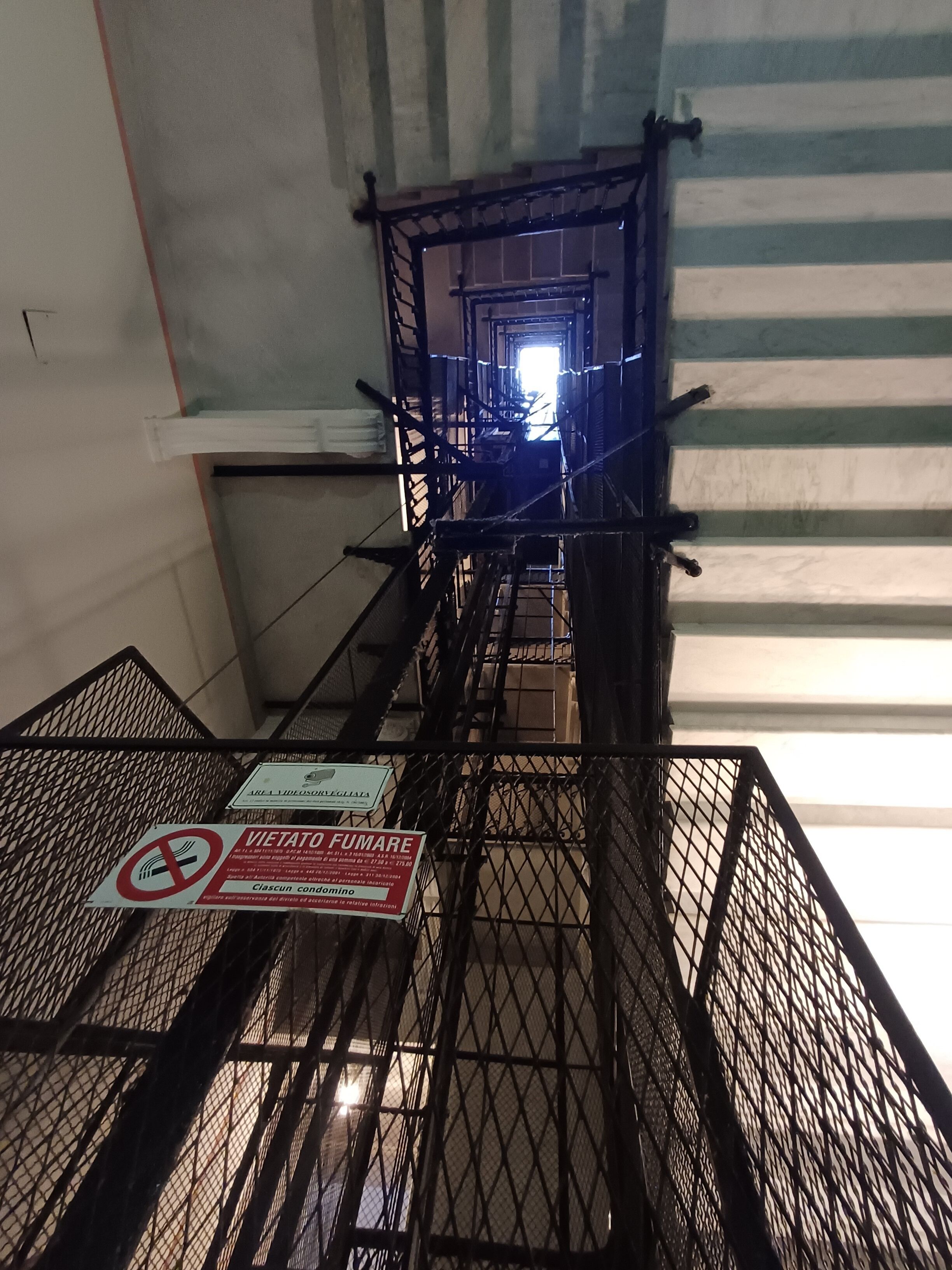 Eine Metalltreppe mit einem Rauchverbot-Schild.