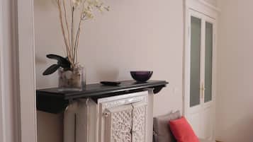 Chambre Triple Deluxe | Coffres-forts dans les chambres, bureau, rideaux occultants