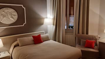 Chambre Triple | Coffres-forts dans les chambres, bureau, rideaux occultants