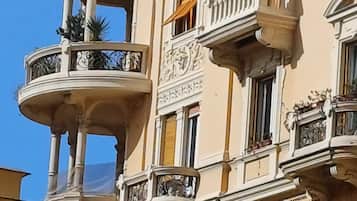 Un edificio con balcones ornamentados y un diseño arquitectónico detallado.