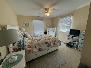 2 bedrooms, iron/ironing board, internet