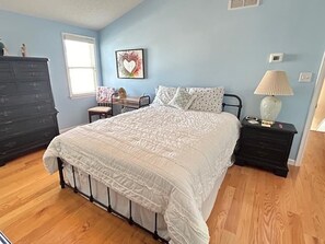 5 dormitorios y tabla de planchar con plancha