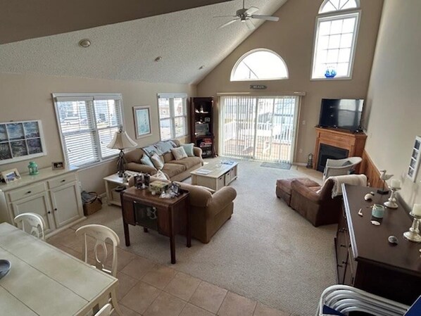 Télévision, cheminée