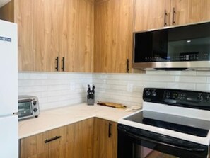 Frigorífico, microondas, horno y placa de cocina