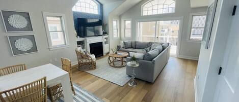 Smart TV, fireplace