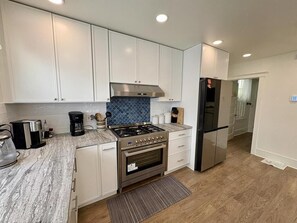 Een koelkast, een microgolfoven, een oven, een kookplaat