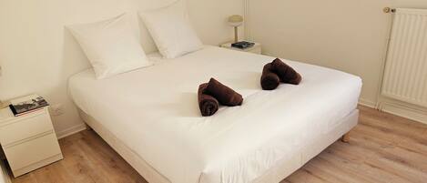 4 bedrooms, desk, iron/ironing board, WiFi