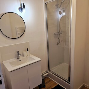 Shower, hair dryer, towels, soap - Paul Eluard - Quiet house with central Tours parking lot (Tours)