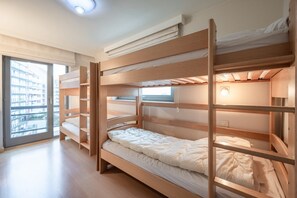 2 bedrooms, iron/ironing board, internet