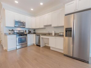 Réfrigérateur, micro-ondes, plaque de cuisson, lave-vaisselle