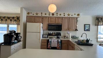 Een magnetron, een kookplaat, een vaatwasser