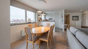 Een modern appartement met een eetgedeelte, keuken en woonruimte.