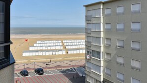 Blick auf einen Strand mit einem Gebäude im Vordergrund.
