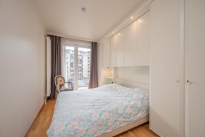 2 bedrooms, iron/ironing board, WiFi