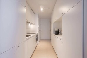 Mikrobølgeovn, ovn, kokeplater og oppvaskmaskin