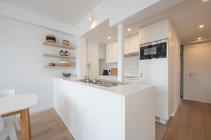 Micro-ondes, plaque de cuisson, lave-vaisselle, cafetiĂšre/bouilloire