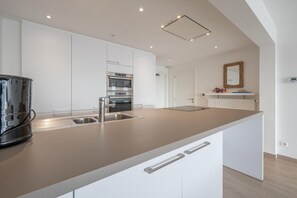 Mikrobølgeovn, kokeplater, oppvaskmaskin og kaffetrakter/tekoker