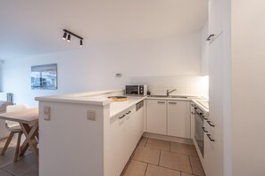 Een microgolfoven, een oven, een kookplaat, een vaatwasser