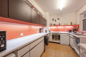 Micro-ondes, four, plaque de cuisson, lave-vaisselle
