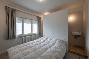4 chambres, fer et planche Ă repasser