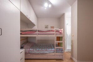 2 habitaciones, tabla de planchar con plancha y acceso a internet