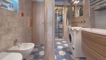 Dusche, Haartrockner, Bidet, Handtücher