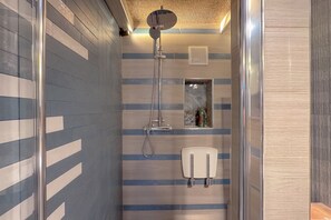 Douche, sĂšche-cheveux, bidet, serviettes fournies