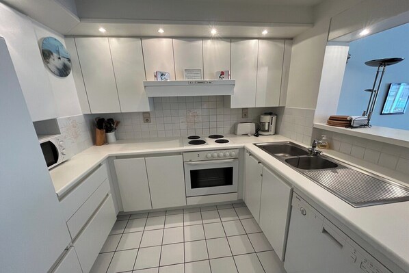 Microondas, horno, parrilla de estufa y lavavajillas 