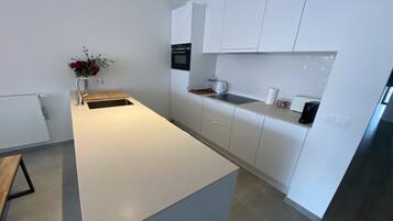 Een microgolfoven, een oven, een kookplaat, een vaatwasser