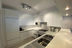 Een microgolfoven, een oven, een kookplaat, een vaatwasser