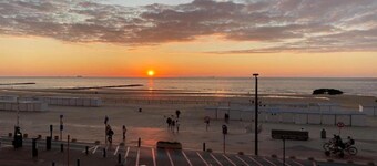 Felicidad panorámica frente a la playa
