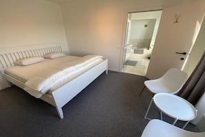 3 chambres, fer et planche à repasser, lit de bébé portatif