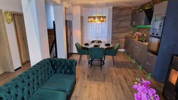 Smart TV, fireplace