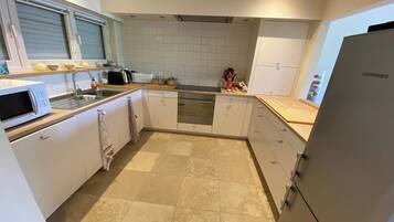 Een microgolfoven, een oven, een kookplaat, een vaatwasser