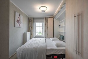 2 bedrooms, iron/ironing board, WiFi