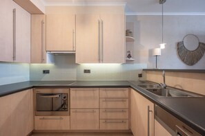Microwave, stovetop, dishwasher, coffee/tea maker