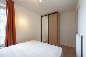 3 habitaciones, tabla de planchar con plancha y cuna de viaje 