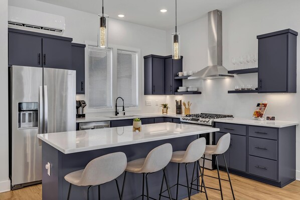 Réfrigérateur, micro-ondes, four, plaque de cuisson