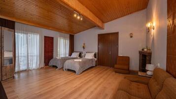 Double or Twin Room, Balcony, Courtyard View | Blackout drapes, WiFi (free)