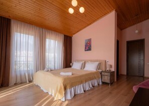 Doppelzimmer, Balkon, Poolblick | Verdunkelungsvorhänge, kostenloses WLAN
