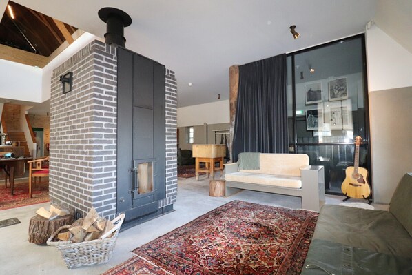 Kamin, Tischfußball, Tischtennisplatte