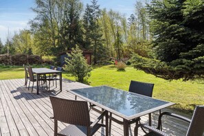 Outdoor dining - Charming holiday home in peaceful surroundings (Gedser)