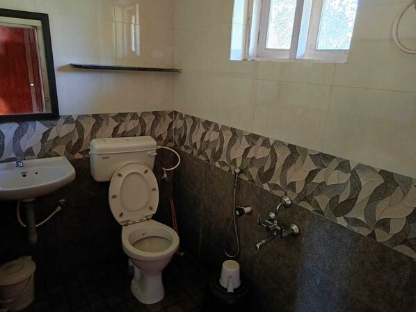 Un baño con inodoro, lavamanos y ducha.