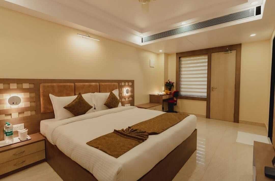 Classic Room | Desk, laptop workspace, free WiFi