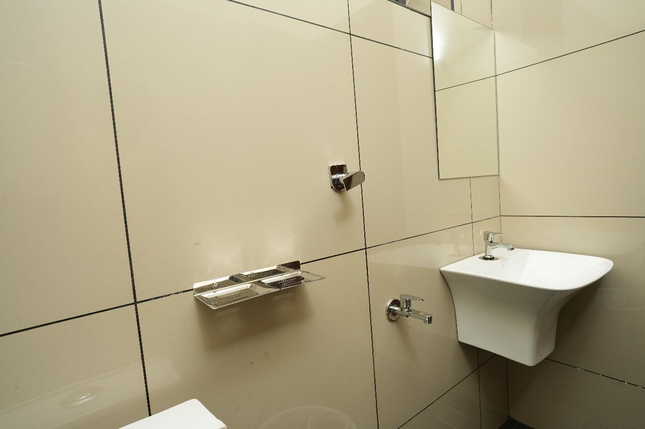 Habitación económica doble, vistas a la ciudad | Baño | Ducha, toallas, jabón y champú