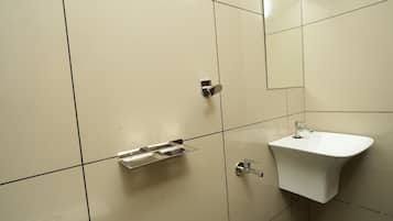 Habitación económica doble, vistas a la ciudad | Baño | Ducha, toallas, jabón y champú