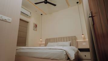 Deluxe tweepersoonskamer, uitzicht op de stad | Een bureau, een laptopwerkplek, gratis wifi