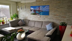 TV, DVD player - Holiday Apartment 'Am Silberg' with Mountain View, Private Terrace & Wi-Fi (Plettenberg)